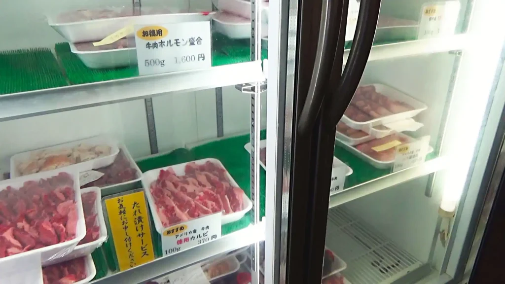 店内入口には肉も販売されているショーケースが置かれている