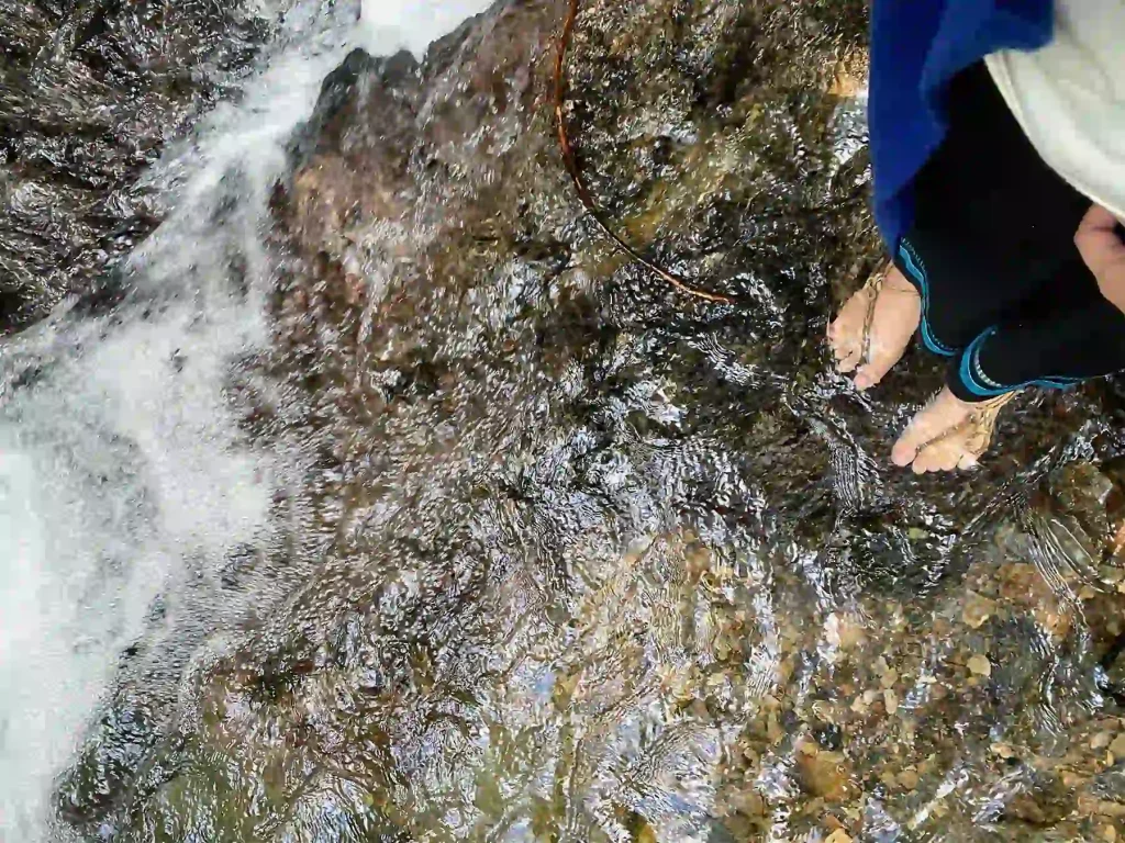 滝水や渓谷に足を浸けることで究極のアーシングとなる