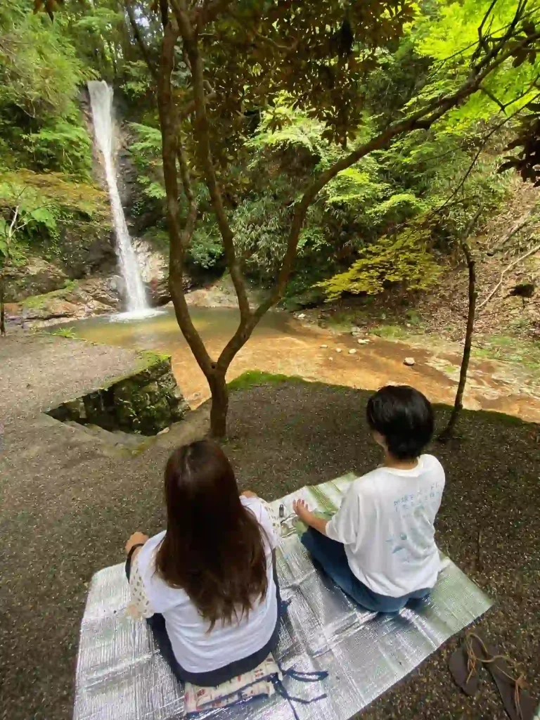 滝の音を聞きながら瞑想