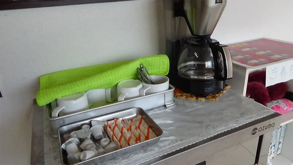 コーヒーは入り口入って真ん中あたりに設置
